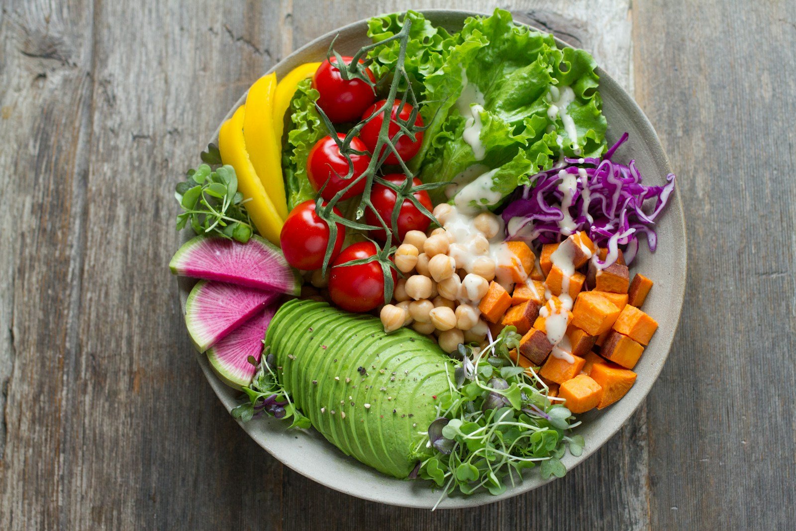 A salad bowl with vegetables, chickpeas and avocado.
